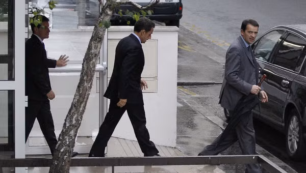 Tổng thống Sarkozy tại bệnh viện trước thời điểm phu nhân Carla lâm bồn