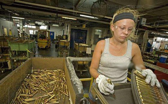 Bên trong nhà máy sản xuất đạn của Mỹ