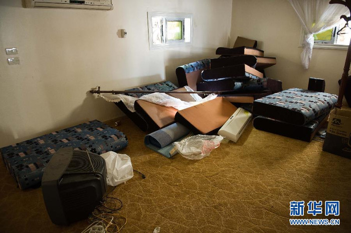 Căn phòng khách ngổn ngang với khoảng 20 tấm đệm Căn phòng khách ngổn ngang với khoảng 20 tấm đệm