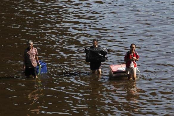 Hàng triệu người đã phải rời bỏ nhà cửa như thế này vì lũ lụt kéo dài suốt 2 tháng qua tại Thái Lan Hàng triệu người đã phải rời bỏ nhà cửa như thế này vì lũ lụt kéo dài suốt 2 tháng qua tại Thái Lan
