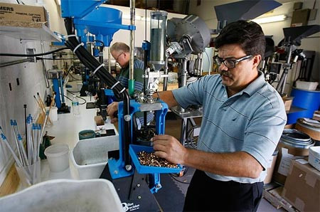 Nhân viên Lloyd Espiritu vận hành một máy làm đạn.