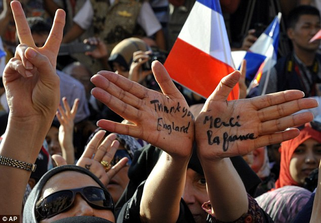 Trên đường phố Tripoli xuất hiện rất nhiều dòng chữ được viết lên tường bằng sơn theo phong cách graffiti, bày tỏ sự cảm ơn đối với hai vị nguyên thủ, viết bằng tiếng Pháp ("Merci Sarkozy") và Anh ("Thank you Britain"). Trên đường phố Tripoli xuất hiện rất nhiều dòng chữ được viết lên tường bằng sơn theo phong cách graffiti, bày tỏ sự cảm ơn đối với hai vị nguyên thủ, viết bằng tiếng Pháp ("Merci Sarkozy") và Anh ("Thank you Britain").