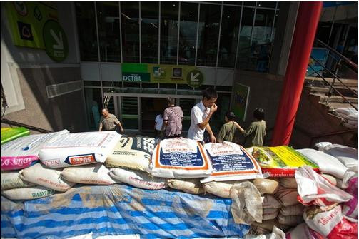 Một bức tường ngăn lũ bằng bao cát được dựng lên trước lối vào tầng hầm một trung tâm mua sắm ở Bangkok ngày 25-10 - Ảnh: Getty Images Một bức tường ngăn lũ bằng bao cát được dựng lên trước lối vào tầng hầm một trung tâm mua sắm ở Bangkok ngày 25-10 - Ảnh: Getty Images