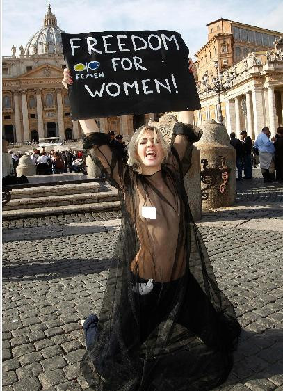 Cảnh sát Ý bắt giữ những người Ucraina tham gia biểu tình nude trước Thánh đường Phê-rô hôm 6/11. Cảnh sát Ý bắt giữ những người Ucraina tham gia biểu tình nude trước Thánh đường Phê-rô hôm 6/11.