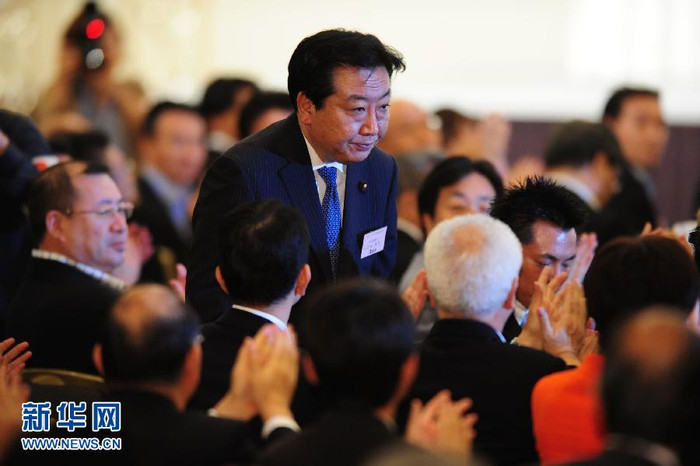 Tân thủ tướng Nhật Bản ăn mừng chiến thắng.