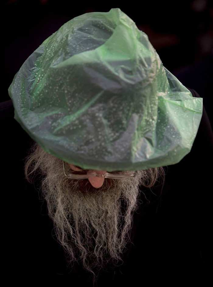 Một người đàn ông Do Thái bảo vệ mũ của mình trong trời mưa bằng chiếc túi nilon khi ông đang cầu ở Jerusalem hôm 21/11. Một người đàn ông Do Thái bảo vệ mũ của mình trong trời mưa bằng chiếc túi nilon khi ông đang cầu ở Jerusalem hôm 21/11.