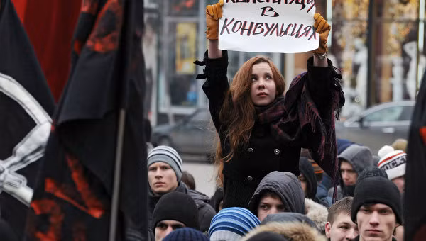 Một người tham gia biểu tình tại Moscow ngày 10/12 giơ khẩu hiệu