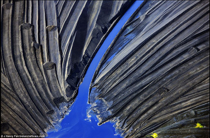 Một vệt sáng màu xanh chạy vào một ao xử lý tro gần một nhà máy nhiệt điện tại đường mới, Louisiana. Một vệt sáng màu xanh chạy vào một ao xử lý tro gần một nhà máy nhiệt điện tại đường mới, Louisiana.