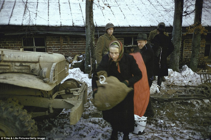 Lính Mỹ giúp người dân địa phương sơ tán tới khu vực an toàn