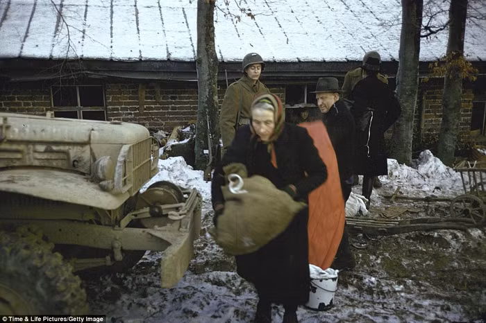 Lính Mỹ giúp người dân địa phương sơ tán tới khu vực an toàn