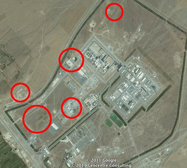 Những tòa nhà ở bên trên và bên dưới mé trái tại Arak dường như đã bị đập đi trong năm nay , trong khi một tòa nhà mới mọc lên ở khu vực trung tâm Những tòa nhà ở bên trên và bên dưới mé trái tại Arak dường như đã bị đập đi trong năm nay , trong khi một tòa nhà mới mọc lên ở khu vực trung tâm