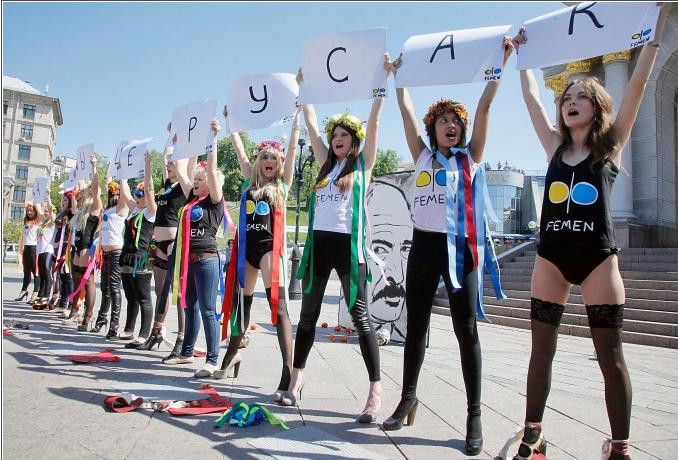 Một nhóm hoạt động vì nữ quyền FEMEN biểu tình phản đối Tổng thống Belarus Alexander Lukashenko trong cuộc biểu tình phản đối du lịch vì mục đích mại dâm và buôn bán phụ nữ từ Ucraina tại Kiev hôm 11/5 Một nhóm hoạt động vì nữ quyền FEMEN biểu tình phản đối Tổng thống Belarus Alexander Lukashenko trong cuộc biểu tình phản đối du lịch vì mục đích mại dâm và buôn bán phụ nữ từ Ucraina tại Kiev hôm 11/5