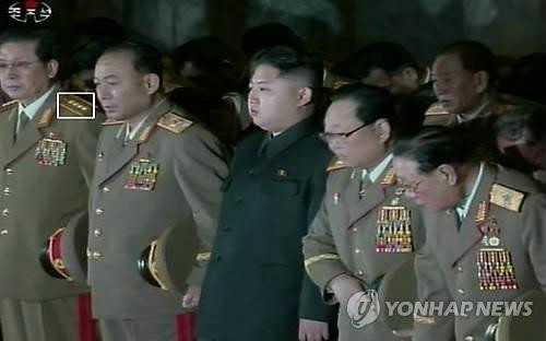 Jang Song Thaek(ngoài cùng bên trái) xuất hiện trong bộ quân phục với quân hàm cấp Đại tướng Jang Song Thaek(ngoài cùng bên trái) xuất hiện trong bộ quân phục với quân hàm cấp Đại tướng