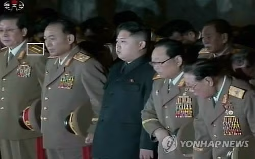 Jang Song Thaek(ngoài cùng bên trái) xuất hiện trong bộ quân phục với quân hàm cấp Đại tướng