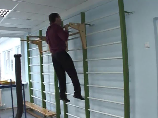 Vị tổng thống đã không ngần ngại cởi bỏ áo khoác và kéo thử xà đơn trước sự ngưỡng mộ của các em học sinh ở một ngôi làng thuộc vùng Krasnodar, năm 2010