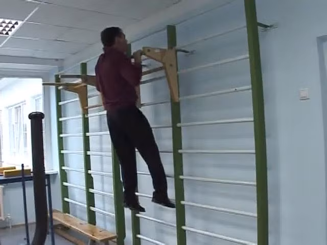 Vị tổng thống đã không ngần ngại cởi bỏ áo khoác và kéo thử xà đơn trước sự ngưỡng mộ của các em học sinh ở một ngôi làng thuộc vùng Krasnodar, năm 2010