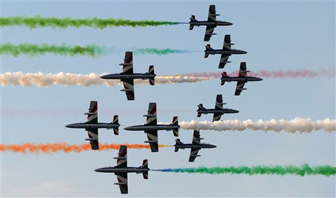 Máy bay của “Tên ba màu” dàn hàng. Máy bay của “Tên ba màu” dàn hàng.