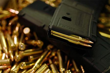 Một ổ đạn chứa đầy các viên đạn 5,56 mm mới ra lò.