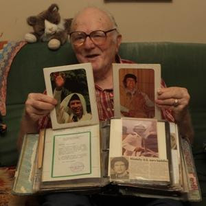 Cụ ông Louis Schlamowitz bên những kỷ vật thu được từ nhiều năm làm bạn qua thư với Đại tá Gaddafi Cụ ông Louis Schlamowitz bên những kỷ vật thu được từ nhiều năm làm bạn qua thư với Đại tá Gaddafi