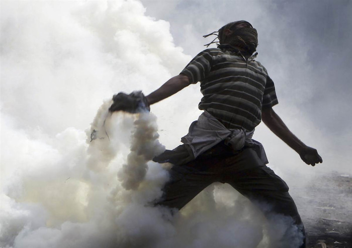 Một người biểu tình đang cố gắng ném hộp đạn hơi cay trở lại phía cảnh sát trong cuộc đụng độ giữa người biểu tình với lực lượng an ninh ở Cairo hôm 22/11. Một người biểu tình đang cố gắng ném hộp đạn hơi cay trở lại phía cảnh sát trong cuộc đụng độ giữa người biểu tình với lực lượng an ninh ở Cairo hôm 22/11.