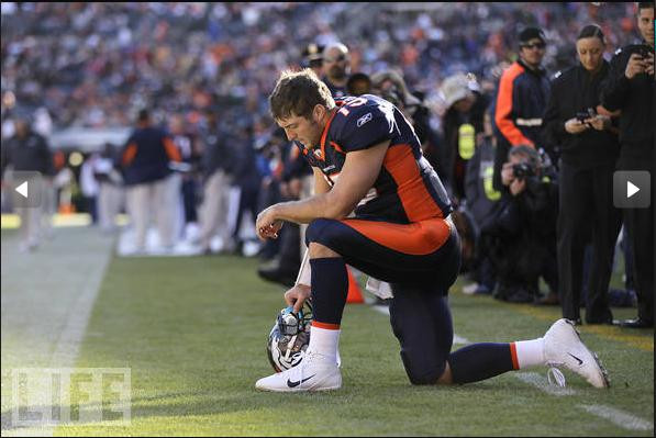 Cầu thủ Tim Tebow của đội Denver Broncos cầu nguyện trước khi trận đấu bắt đầu. Kết quả, họ đã giành chiến thắng 13-10 trước đội Chicago Bears trong trận đấu ở Denver (Mỹ)
