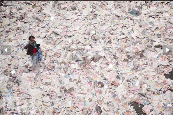 Hàng trăm tờ báo của nhật báo "France Soir" mới bị ném xuống đường phố Paris bởi những người biểu tình.
