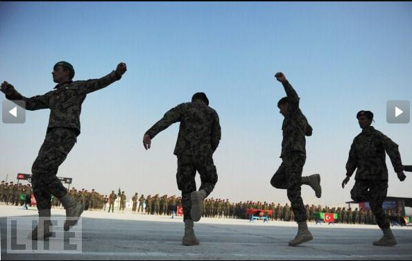 Các thành viên của lực lượng Quân sự Quốc gia Afghanistan khiêu vũ trong buổi lễ tốt nghiệp tại Trung tâm Huấn luyện Quân sự Ghazi ở Kabul.