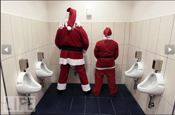 Hai người đàn ông ăn mặc như ông già Noel trong một nhà vệ sinh ở Sant'Angelo, Citta, Ý