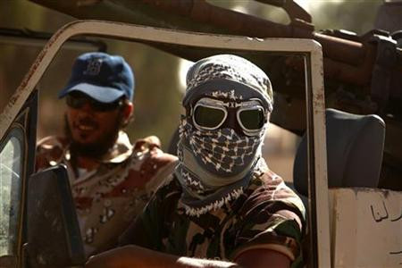 Quân nổi dậy ở Herawa cách tây Sirte 50 km. Ảnh Reuters Quân nổi dậy ở Herawa cách tây Sirte 50 km. Ảnh Reuters