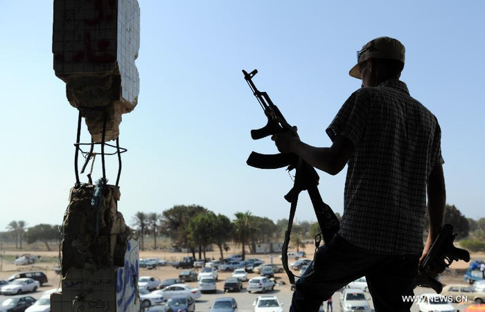 Các tay súng của NTC đứng trên một tòa nhà được gọi là House of Shame, ở Bab Al-azizia. Các tay súng của NTC đứng trên một tòa nhà được gọi là House of Shame, ở Bab Al-azizia.