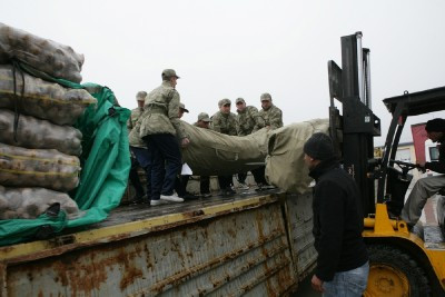 Nhân viên EMERCOM tham gia cứu trợ nạn nhân động đất ở Thỗ Nhì Kỳ trong tháng 10/2011