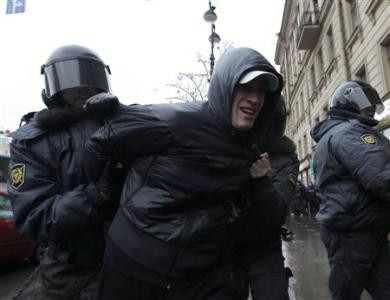 Cảnh sát bắt giữ người biểu tình tại St Petersburg Cảnh sát bắt giữ người biểu tình tại St Petersburg