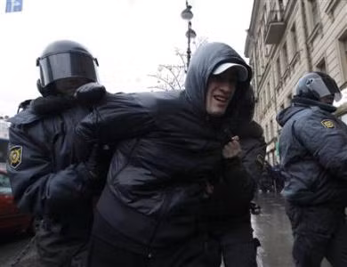 Cảnh sát bắt giữ người biểu tình tại St Petersburg