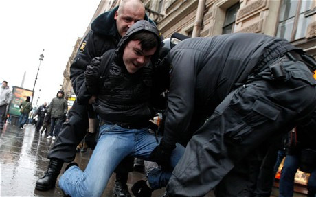 Cảnh sát bắt giữ người biểu tình tại St Petersburg Cảnh sát bắt giữ người biểu tình tại St Petersburg