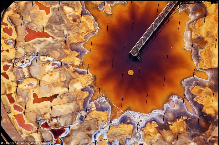 Tác động của các độc tố thải ra trong quá trình sản xuất của nhà máy lọc dầu ở Alberta, Canada, đã tạo ra một vũng màu tím đen Tác động của các độc tố thải ra trong quá trình sản xuất của nhà máy lọc dầu ở Alberta, Canada, đã tạo ra một vũng màu tím đen