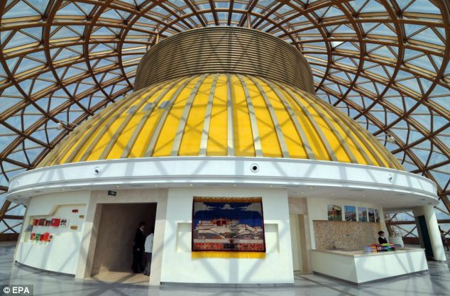 Nó được xếp là các tòa nhà chọc trời cao thứ 15 của thế giới, cao hơn tháp Eiffel của Paris (324m) và Tòa nhà Chrysler (319m) ở New York. Nó được xếp là các tòa nhà chọc trời cao thứ 15 của thế giới, cao hơn tháp Eiffel của Paris (324m) và Tòa nhà Chrysler (319m) ở New York.