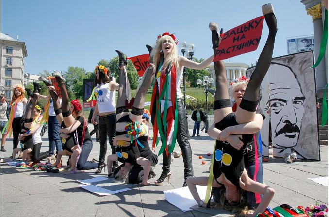 Một nhóm hoạt động vì nữ quyền FEMEN biểu tình phản đối Tổng thống Belarus Alexander Lukashenko trong cuộc biểu tình phản đối du lịch vì mục đích mại dâm và buôn bán phụ nữ từ Ucraina tại Kiev hôm 11/5 Một nhóm hoạt động vì nữ quyền FEMEN biểu tình phản đối Tổng thống Belarus Alexander Lukashenko trong cuộc biểu tình phản đối du lịch vì mục đích mại dâm và buôn bán phụ nữ từ Ucraina tại Kiev hôm 11/5