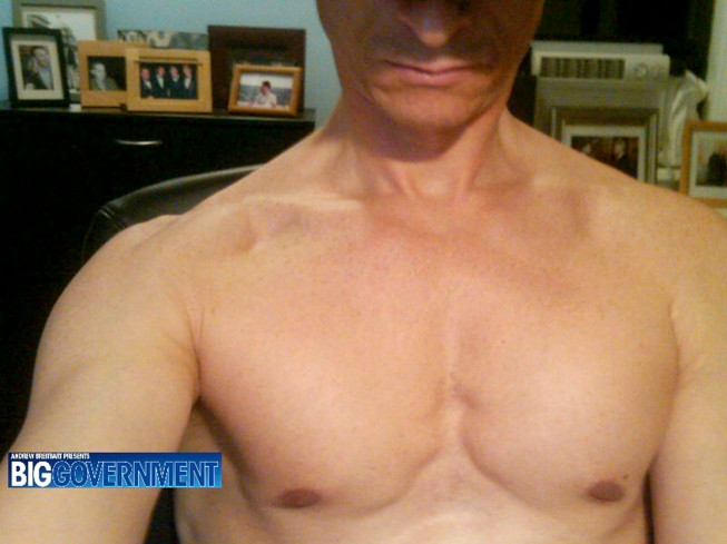 Bức ảnh khiêu dâm ngực trần của chính trị gia người Mỹ Anthony Weiner bị các nạn nhân cho công bố. Vụ bê bối đã khiến ông Weiner phải từ bỏ ghế ngồi trong Quốc hội. Bức ảnh khiêu dâm ngực trần của chính trị gia người Mỹ Anthony Weiner bị các nạn nhân cho công bố. Vụ bê bối đã khiến ông Weiner phải từ bỏ ghế ngồi trong Quốc hội.