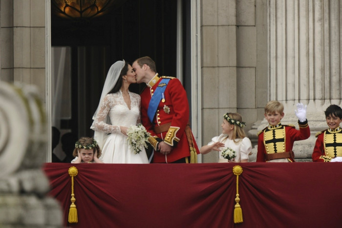 Hoàng tử Anh William hôn cô dâu Kate Middleton trong sự cổ vũ của dân chúng bên dưới tại ban công ở cung điện Buckingham. Hoàng tử Anh William hôn cô dâu Kate Middleton trong sự cổ vũ của dân chúng bên dưới tại ban công ở cung điện Buckingham.