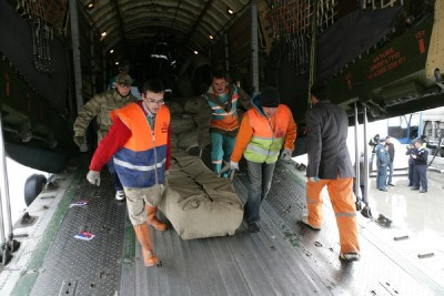 Nhân viên EMERCOM tham gia cứu trợ nạn nhân động đất ở Thỗ Nhì Kỳ trong tháng 10/2011