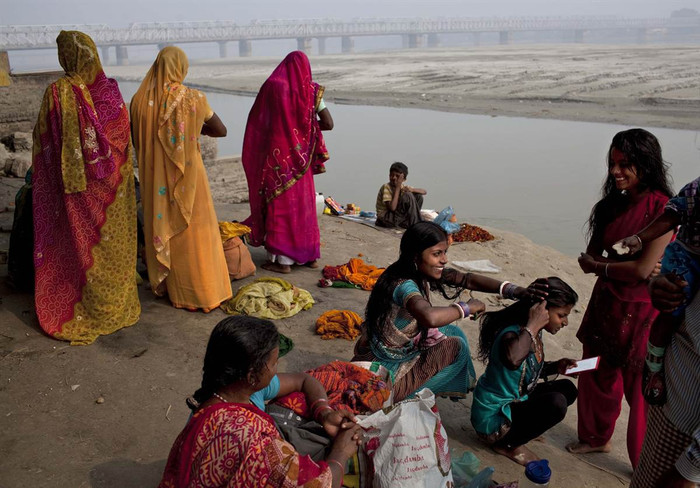 Những cô gái Ấn Độ chải tóc cho nhau sau khi được tắm nước sông Hằng linh thiêng trong dịp tham gia hội chợ gia súc lớn nhất trong năm của người Ấn Độ tại Sonepur ngày 15/11 Những cô gái Ấn Độ chải tóc cho nhau sau khi được tắm nước sông Hằng linh thiêng trong dịp tham gia hội chợ gia súc lớn nhất trong năm của người Ấn Độ tại Sonepur ngày 15/11