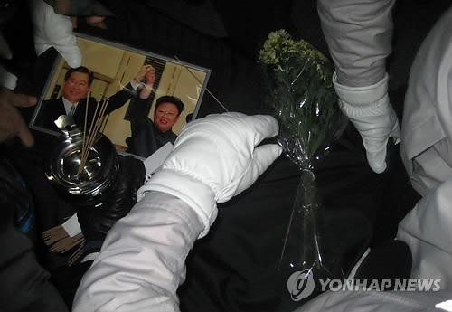 Người Hàn Quốc tổ chức thắp nhang tưởng niệm Chủ tịch Kim Jong Il