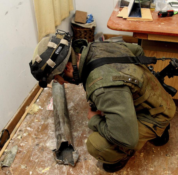 Vỏ một quả tên lửa bắn trúng 1 trong 2 tòa nhà ở biên giới Israel.