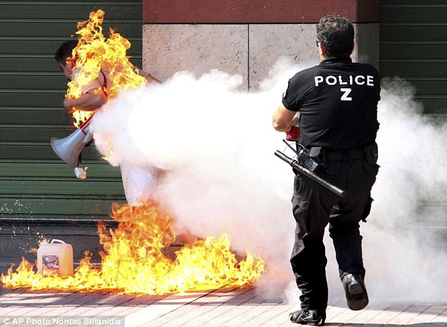 Nhưng cả 3 lần, cảnh sát đều đã dập được lửa kịp thời nên người đàn ông trên chỉ bị bỏng ngực, chứ không bị đe dọa tới tính mạng. Nhưng cả 3 lần, cảnh sát đều đã dập được lửa kịp thời nên người đàn ông trên chỉ bị bỏng ngực, chứ không bị đe dọa tới tính mạng.