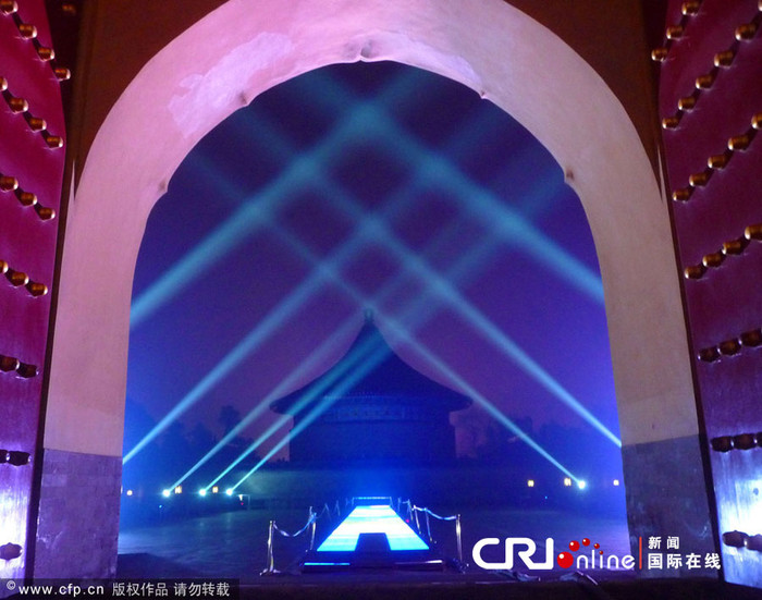 Lễ hội ánh sáng đếm ngược thời gian tới thời khắc Giao thừa Tết dương lịch 2012 được tổ chức tại công viên Thiên Đàn, ở Bắc Kinh, Trung Quốc