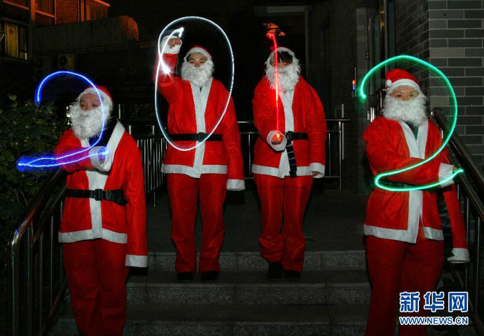 Ông già Noel chào năm mới 2012