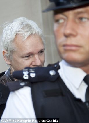 Cảnh sát tóm một người đàn ông đeo mặt nạ quái dị và yêu cầu bỏ nó xuống Cảnh sát tóm một người đàn ông đeo mặt nạ quái dị và yêu cầu bỏ nó xuống