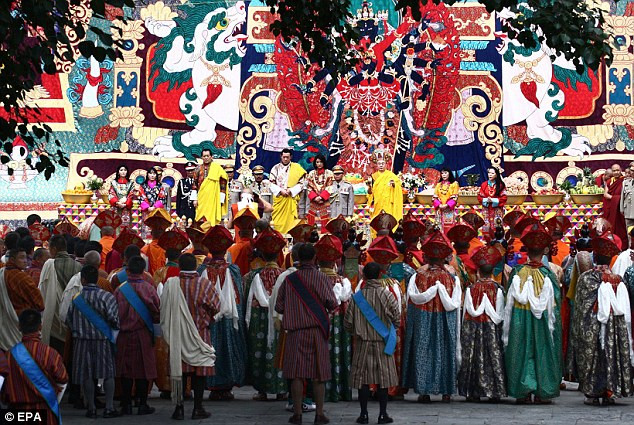 Hàng ngàn người tập trung tại ngôi đền cổ để tham gia lễ cưới của đức Vua. Hàng ngàn người tập trung tại ngôi đền cổ để tham gia lễ cưới của đức Vua.