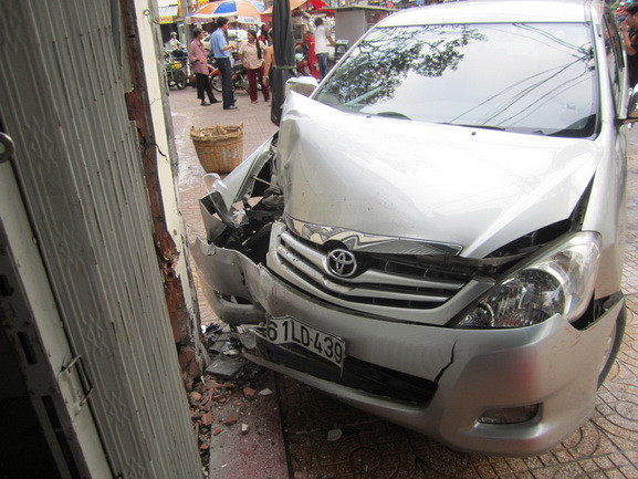 Ảnh: Hiện trường vụ ô tô lao vào nhà dân. Ảnh: Hiện trường vụ ô tô lao vào nhà dân.