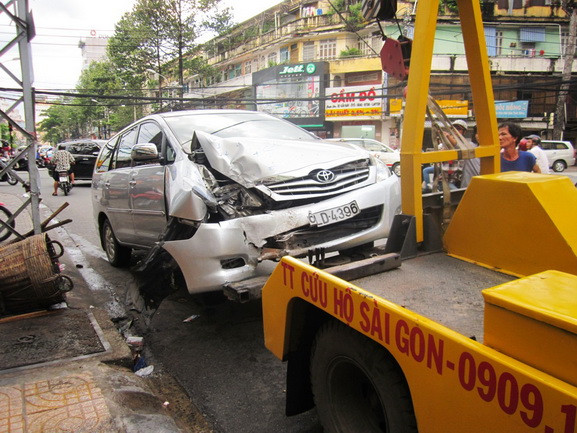 Chiếc ô tô được xe cứu hộ di dời khỏi hiện trường Chiếc ô tô được xe cứu hộ di dời khỏi hiện trường